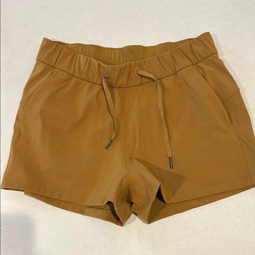 Lululemon on the fly mid rise shorts
